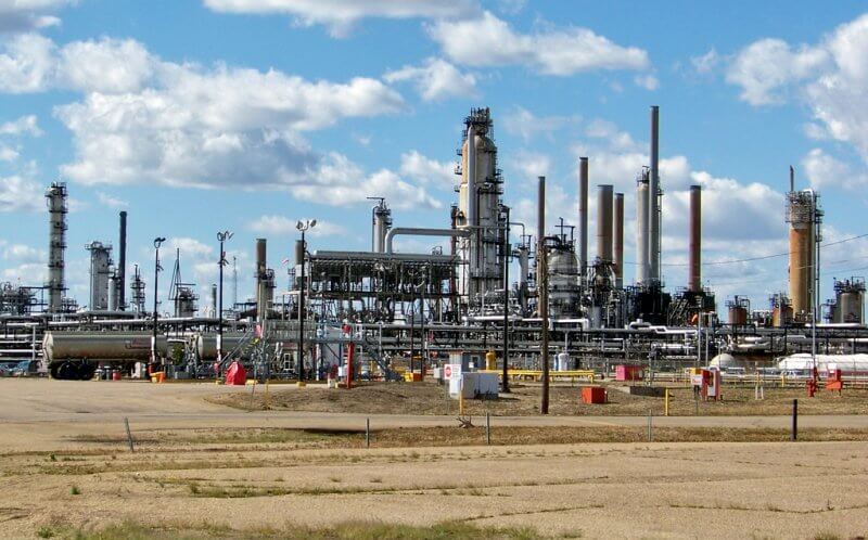 Фото: нефтеперарабатывающий завод в городе Эдмонтон, Альберта