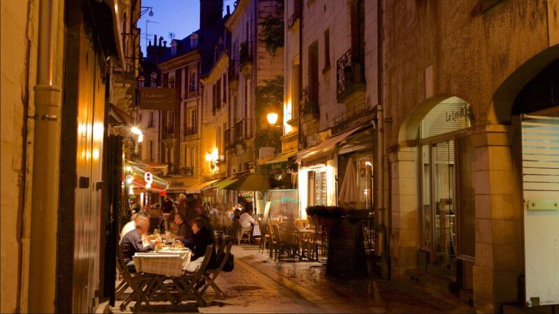 Вечерняя улица французского города Тур