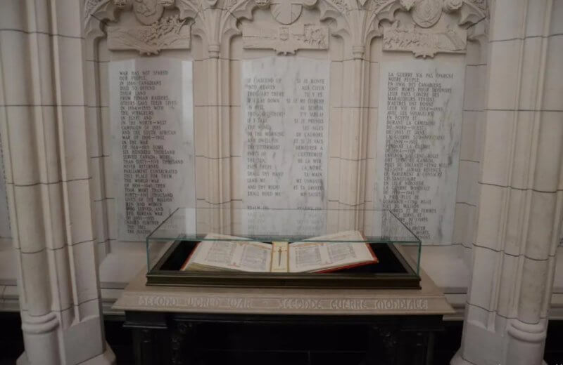 Книга памяти и имена погибших на стене в Парламентском холме Оттавы
