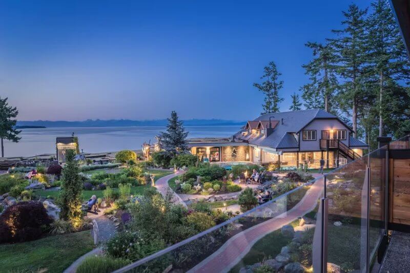 Отель Kingfisher Oceanside Resort Spa