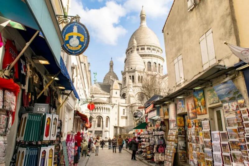 Улица с сувенирами в Париже