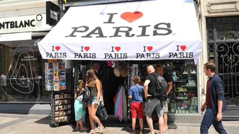 Фото: сувенирная лавка в Париже