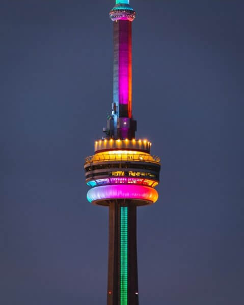 Весерняя подсветка Си-Эн Тауэр в Торонто