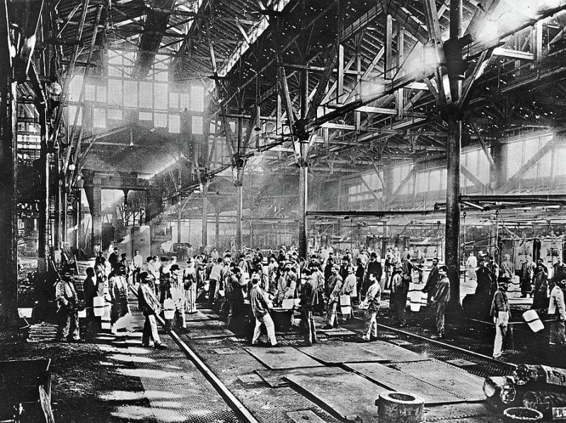 Черно-белое фото: рабочие на заводе в Эссене