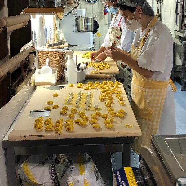 Женщины, которые вручную лепят тортеллини Работа над тортеллини в Le Sfogline