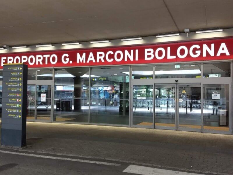 Фото: вход в аэропорт Bologna Guglielmo Marconi Аэропорт Болоньи Bologna Guglielmo Marconi