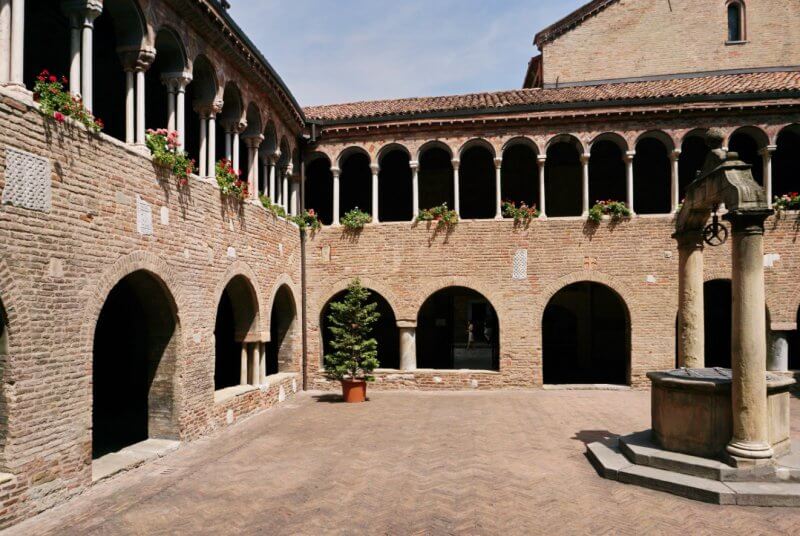 Базилика Basilica Santo Stefano, Болонья