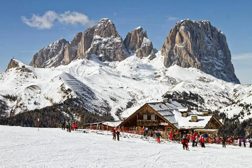 Где находится Селла Ронда Доломиты зимой: виды на долины Селла Ронда возле Corvara и Passo Gardena