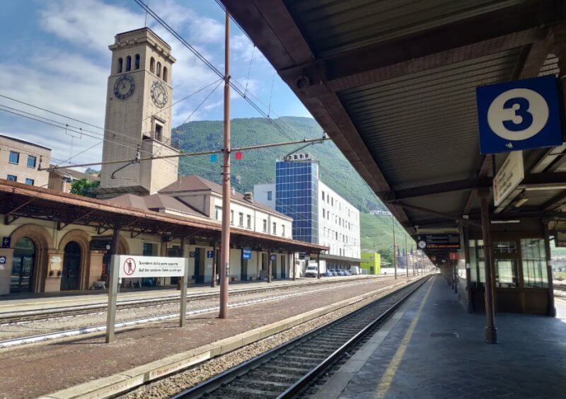 Фото: Железнодорожный вокзал Больцано Железнодорожный вокзал Больцано, Италия