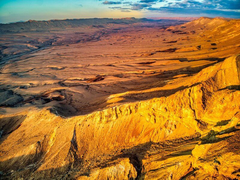 Кратер Рамон — крупнейший эрозионный кратер в мире Панорамный вид на кратер Рамон в пустыне Негев