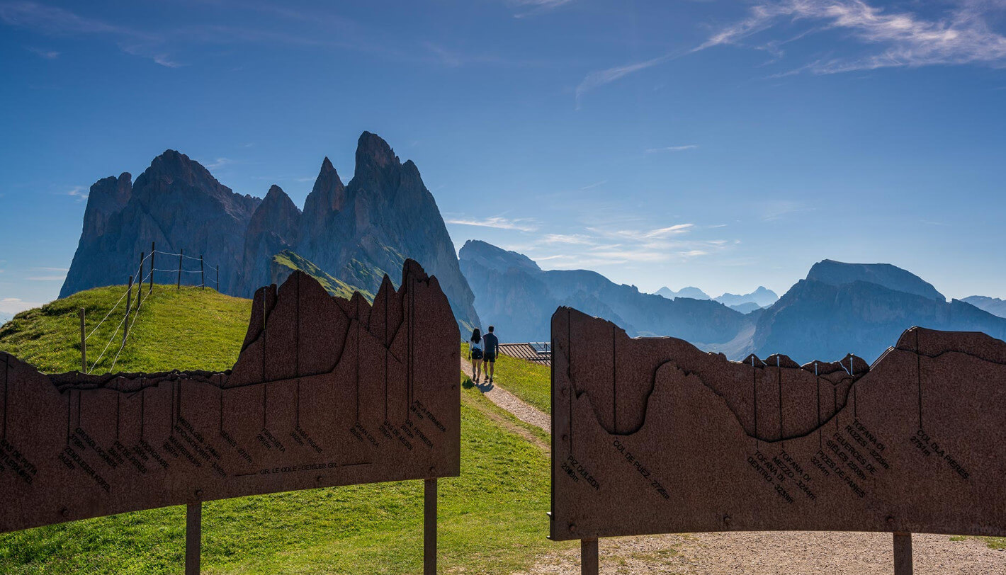 Сечеда (Seceda) в Доломитах &mdash; панорамный вид на плато и горную группу Odle