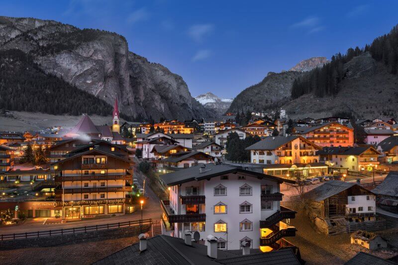 Курорт Сельва-ди-Валь-Гардена в Тироле Сельва-ди-Валь-Гардена в Доломитах зимой