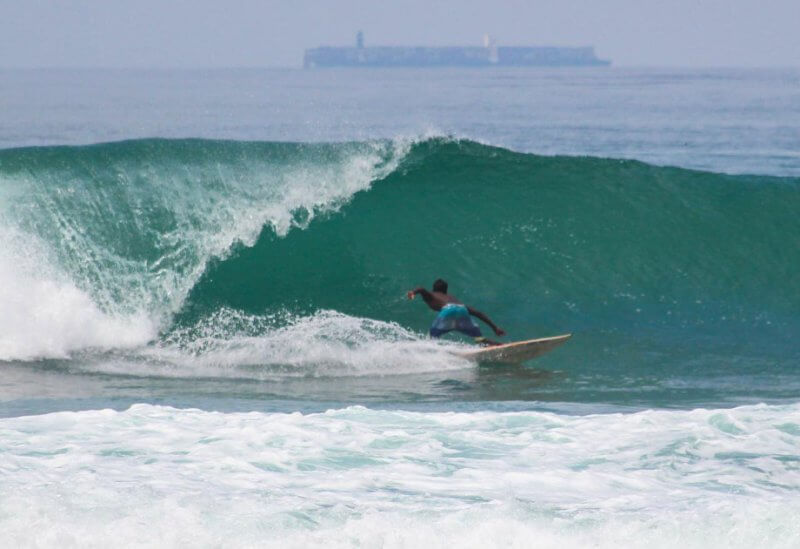 Серфер на волнах в Ахангаме, Шри-Ланка