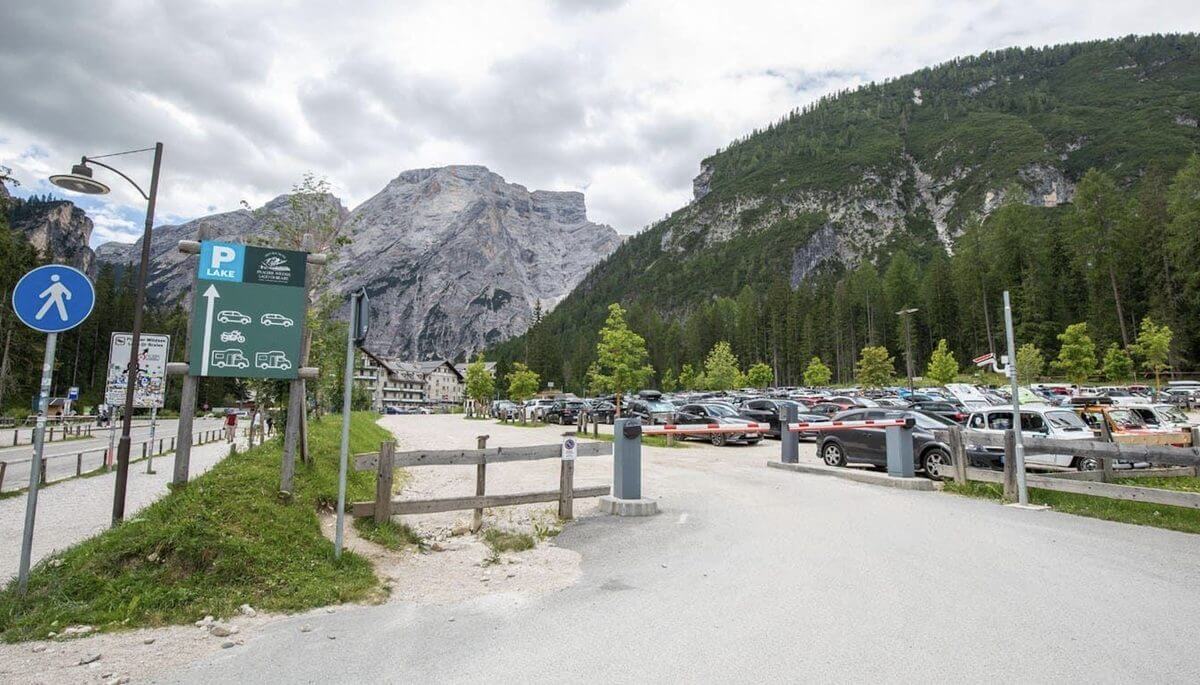Парковки у озера Lago di Braies и дорога к озеру Парковка у Lago di Braies P4 рядом с озером
