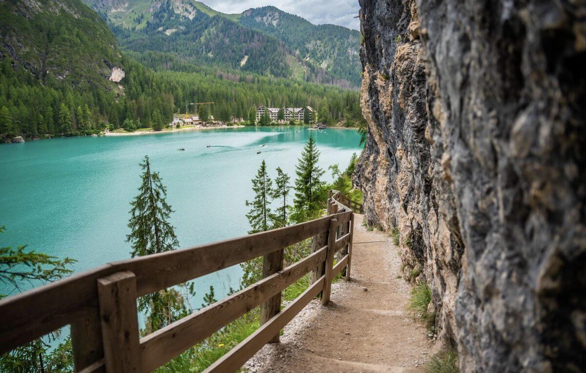 Пешеходная тропа вокруг озера Lago di Braies Тропа вокруг Lago di Braies пешеходный маршрут