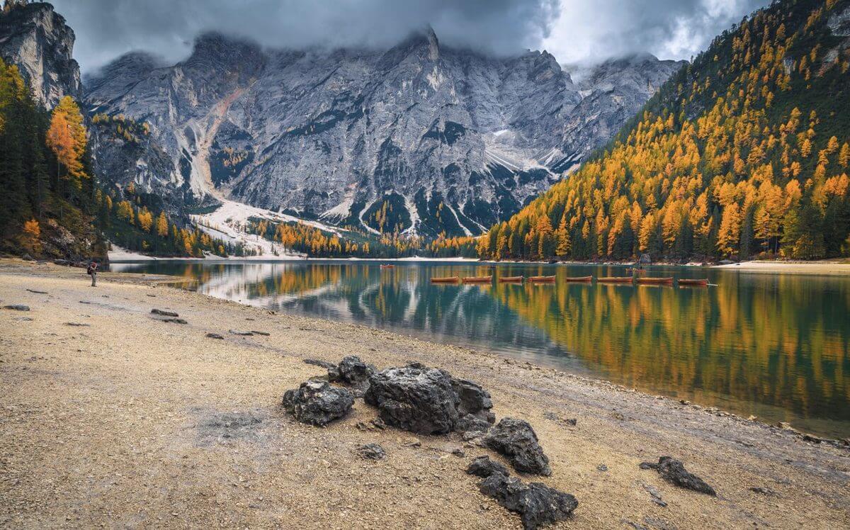 Озеро Lago di Braies осенью — лучшее время для фото Lago di Braies осенью с золотыми деревьями