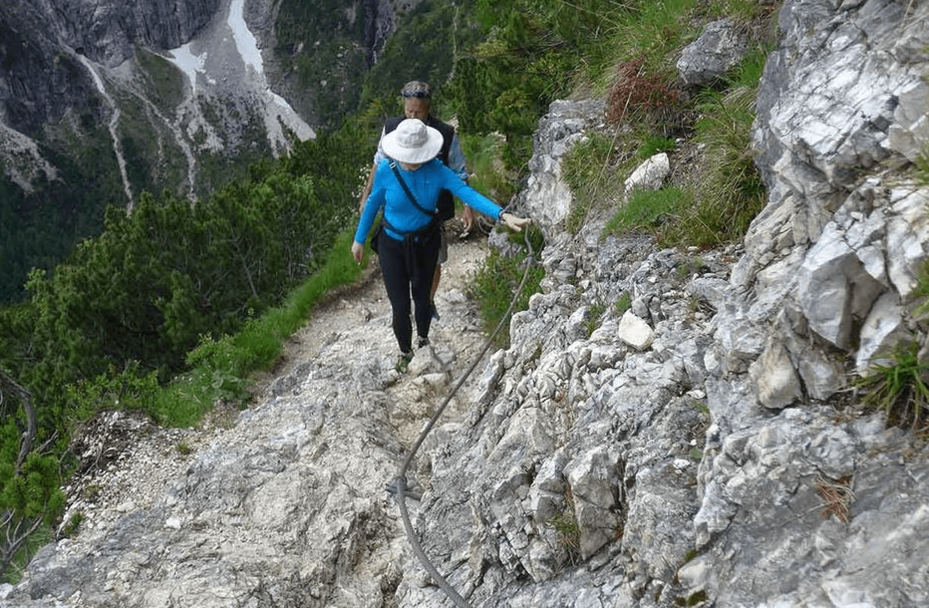 Узкий участок тропы к озеру Sorapis с тросами вдоль скалы