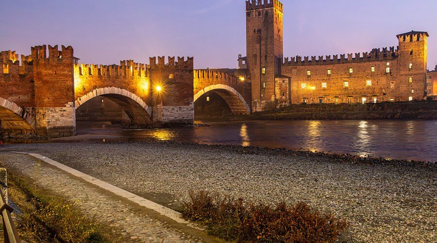 Castelvecchio в Вероне — средневековый замок и мост Замок Castelvecchio в Вероне с кирпичным мостом через реку Адидже