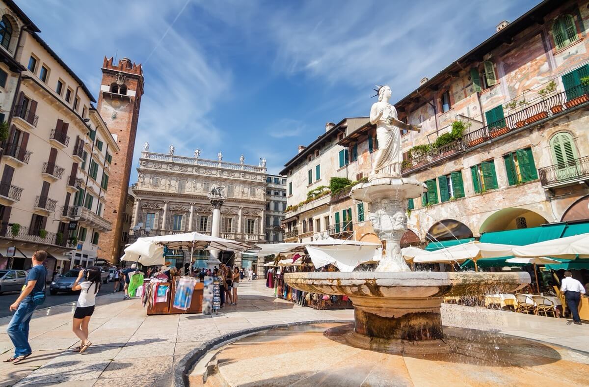 Piazza delle Erbe в Вероне — историческая площадь в центре города Площадь Piazza delle Erbe в Вероне с кафе, фасадами и туристами