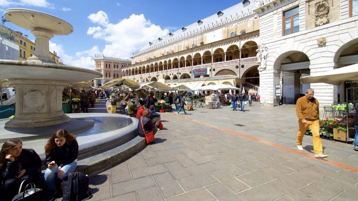 Piazza delle Erbe в Падуе Piazza delle Erbe в Падуе с кафе и рынком